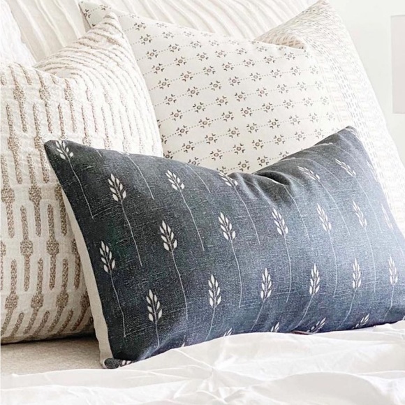 Jolie Marche Greta pillow with insert 14x20 - Picture 1 of 5